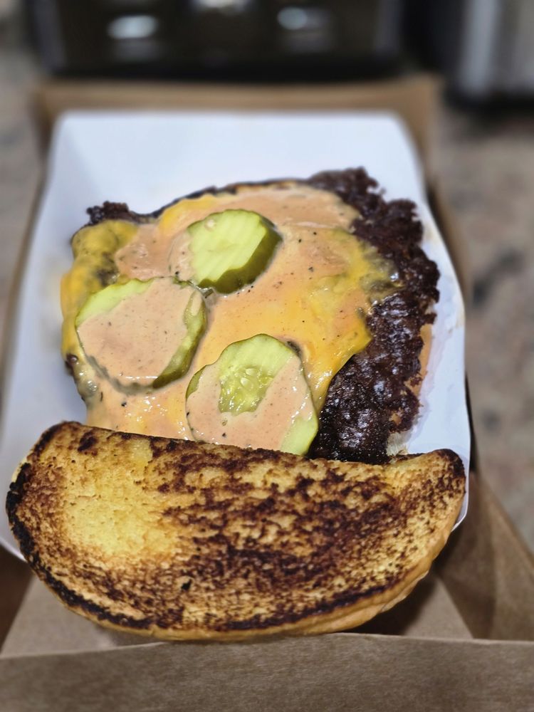 Say Cheez Burger Logo