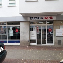 TARGOBANK - Werktags steht da jetzt immer ein Corona-Wächter davor.