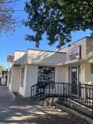 Gus’s World Famous Fried Chicken by null