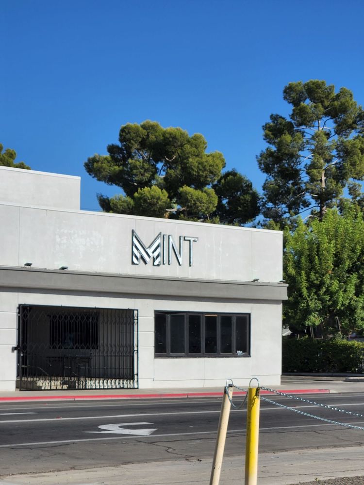 MINT Updated July 2024 14 Photos 1140 N Van Ness Ave, Fresno