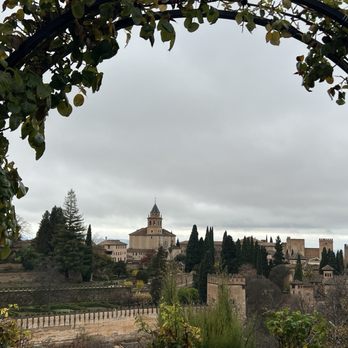 La Alhambra y El Generalife - Landmarks & Historical Buildings Near Me - Granada, GR La Alhambra y El Generalife - Landmarks & Historical Buildings Near Me - Granada, GR