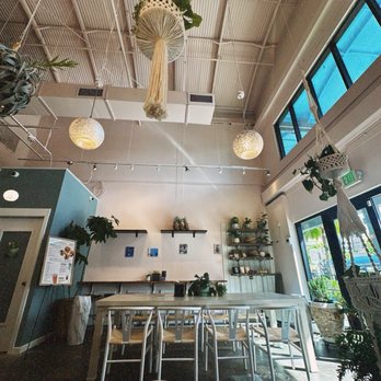 ALO Cafe - indoor vibes - Vegetarian Near Me - Honolulu, Hawaii