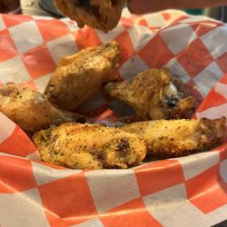 Broadway 830 - Lemon pepper wings