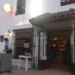 Rincón del Gallo - Fachada del local con zona de paellas y carnes al publico