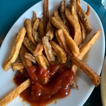 Froehlich Classic Corner - Fries. Oh my.  Yummy - American Near Me - Steubenville, Ohio