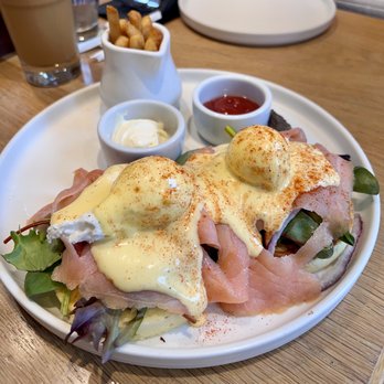 Flipper’s - Eggs Benedict with Smoked Salmon - Pancakes Near Me - New York, New York Flipper’s - Eggs Benedict with Smoked Salmon - Pancakes Near Me - New York, New York