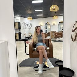 Poppy & Pearl salon - Getting comfy while I wait for my complimentary mimosa!