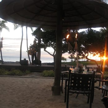 Longboards - outdoor table and musician entertaining at sunset - Bars Near Me - Kapolei, Hawaii