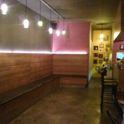 BelleVille Bar - Área interna, nos dias de sol fica vazia, todos querem sentar lá fora