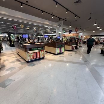 Foodland - Inside - Grocery Near Me - Honolulu, Hawaii