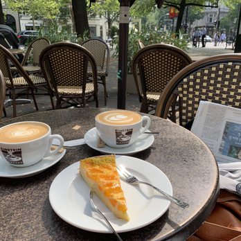 Einstein Kaffee - Mandarinentarte und Cappuccino - Coffee & Tea Near Me - Berlin, BE