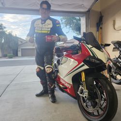 2 Guyes Garage