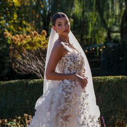 Fischy Media - Bride in long dress - magazine cover style