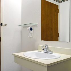Super 8 by Wyndham Chaska - Guest room bath