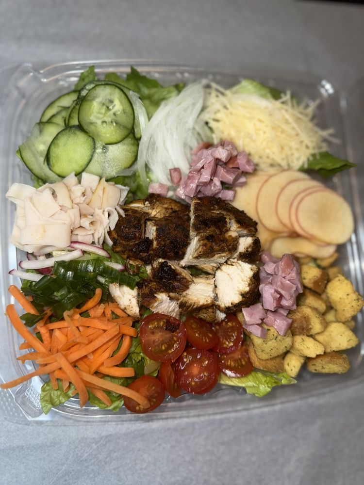 Toss Ur Salad Logo