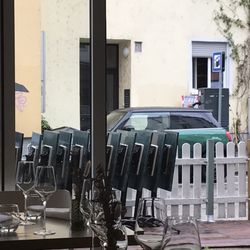 Cevicheria Pez - Kleiner Außenbereich entlang der Straße