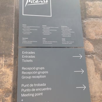 Museu Picasso - Signs aren't very big for the museum. - Museums Near Me - Barcelona, B