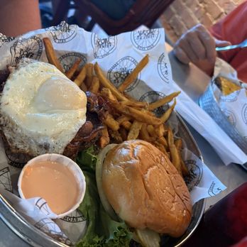 The Spoke on Center - Burger with bacon and egg - American Near Me - Moab, Utah