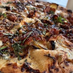 V Pizza Brier Creek + Flask - This week's, pizza of the week. Delicious, everything works so well together..