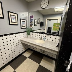 McMashers Sports Bar & Grill - Clean restrooms