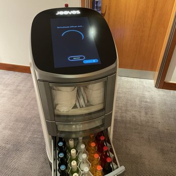 Radisson Blu Hotel - Roomserviceroboter - Hotels Near Me - Rostock, MV