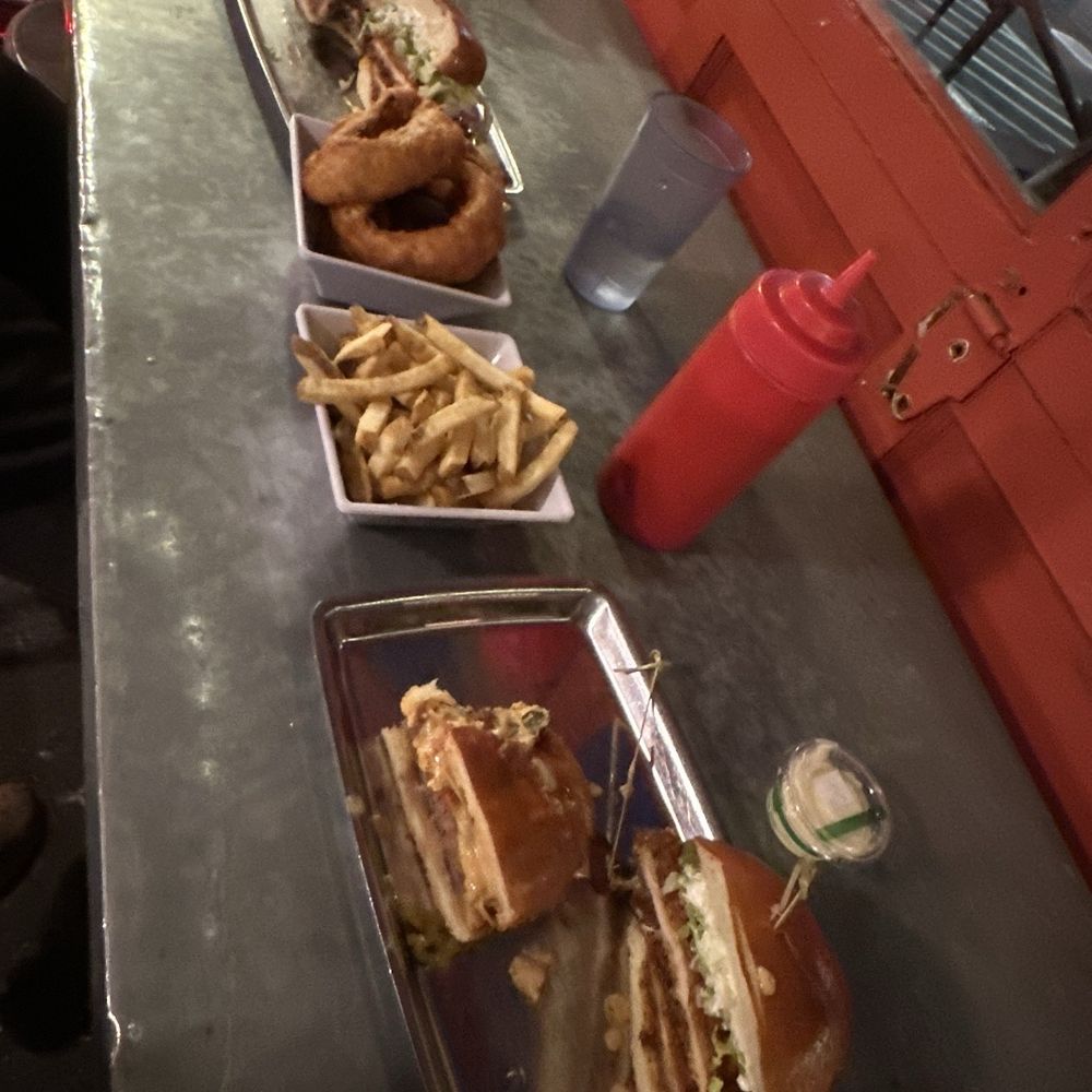 Philly Burger, Buffalo Chicken Sammy, Onion Ringsfeies Philly Burger, Buffalo Chicken Sammy, Onion Ringsfeies