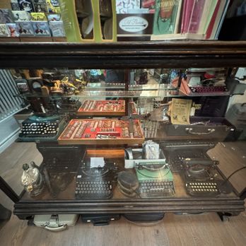 Kitschà L'os - Kitschà L'os - Great ephemera plus real vintage typewriters for banging out your novel without spellcheck - Antiques Near Me - Montreal, Quebec Kitschà L'os - Kitschà L'os - Great ephemera plus real vintage typewriters for banging out your novel without spellcheck - Antiques Near Me - Montreal, Quebec