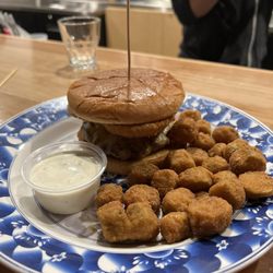 Happy Monk - Burger and fried okra