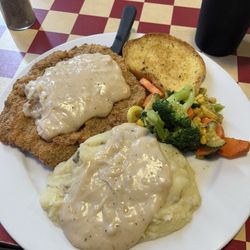 The Horseshoe Grill - Chicken fried steak, mashed potatoes and steamed veggies