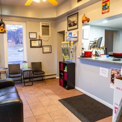 DR Automotive - Comfortable waiting area