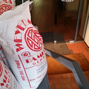 Ratskeller - Wenige Stufen führen in das Lokal. - German Near Me - Buxtehude, NI