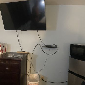 Super Shine Motel - Cables everywhere. - Hotels Near Me - Wilmington, Illinois