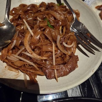 Mott 32 - Wok-fried rice noodles with beef and bean sprouts, taste good - Chinese Near Me - Las Vegas, Nevada Mott 32 - Wok-fried rice noodles with beef and bean sprouts, taste good - Chinese Near Me - Las Vegas, Nevada
