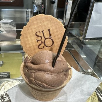 Suso - Chocolate gelato in small waffle cup - Desserts Near Me - Venezia, VE Suso - Chocolate gelato in small waffle cup - Desserts Near Me - Venezia, VE