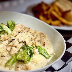 The Runway Ristorante & Lounge - Chicken broccoli Alfredo