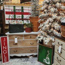 Vintage Flamingo - Vintage dresser with Christmas signs