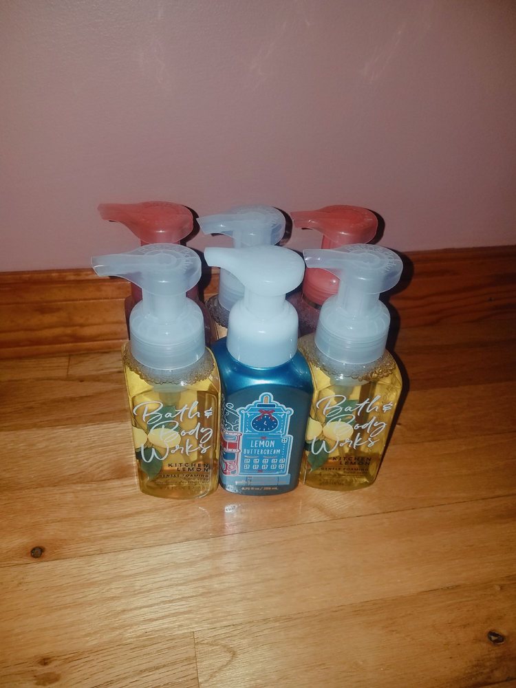 BATH & BODY WORKS near 21153 26th Ave, Bayside, New York 41 Photos