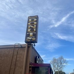Russell's Donuts - Outside