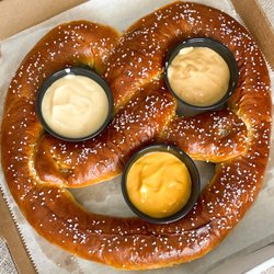 Pave - Epic pretzel with 3 types of cheese!