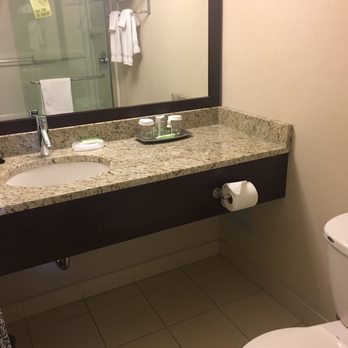 Hotel 540 - Bathroom - Standard King Room - Venues & Event Spaces Near Me - Kamloops, British Columbia