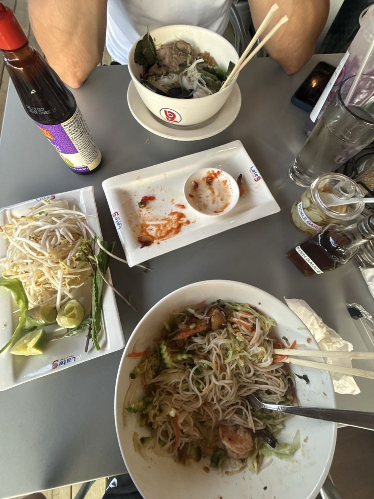 Late 9 Pho & Tea Logo