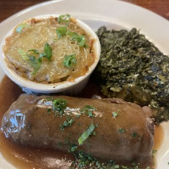 Bavarian Grill - Rinder Rouladen mit Backofenkartoffein oder Spätzle und Rahm Spinat - German Near Me - Plano, Texas Bavarian Grill - Rinder Rouladen mit Backofenkartoffein oder Spätzle und Rahm Spinat - German Near Me - Plano, Texas