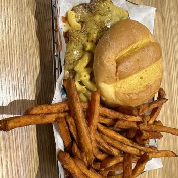 Smashburger - MAC & CHEESE BURGER SWEET POTATO FRIES - Burgers Near Me - Alexandria, Virginia Smashburger - MAC & CHEESE BURGER SWEET POTATO FRIES - Burgers Near Me - Alexandria, Virginia
