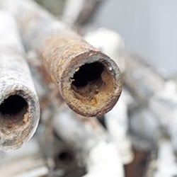 Quasdorf & Kagemann - Zu alte Rohre wachsen zu, verringern die Wasser-Durchflussgeschwindigkeit und beeinflussen die Wasserqualität.