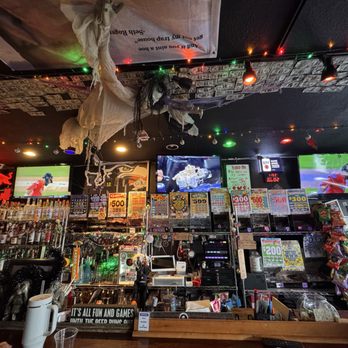 Village Tavern - Dive Bars Near Me - Kennewick, Washington Village Tavern - Dive Bars Near Me - Kennewick, Washington
