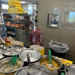 Food handler not wearing mask correctly. Was under her nose and mouth. Disgusting. Only one customer was wearing a mask. Food handler not wearing mask correctly. Was under her nose and mouth. Disgusting. Only one customer was wearing a mask.