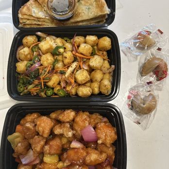 Yoo Yee - 左宗鸡 General Tso's Chicken 盐酥豆腐 Salted Crispy Tofu scallion pancake - Chinese Near Me - Chicago, Illinois