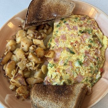 Orem's Diner - Western Omelette with toast and home fries! - Diners Near Me - Wilton, Connecticut