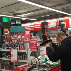 Mediaworld - Una sola cassa aperta su 8 alle 19 circa è poco. Ma subito dopo la foto ne hanno aperta un'altra!