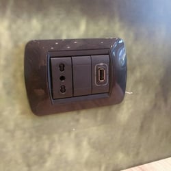 McDonald's - In alcuni tavoli è disponibile una presa per ricaricare il PC o cellulare con USB. Molto interessante!